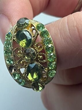 Vintage old Gold-Tone Green Crystal Oval Statement Ring- missing rhinestone